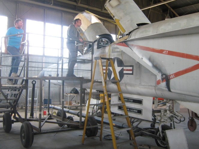 Vliegtuig restauratie hal - oude vliegtuigen oplappen voor het museum @ Merced 